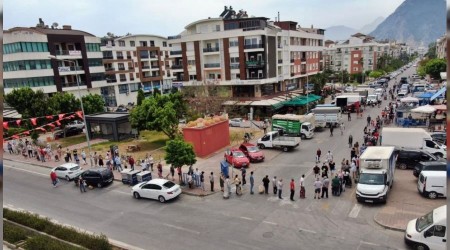 Yerleik Ruslarn akn ettii pazarda metrelerce HES kuyruu