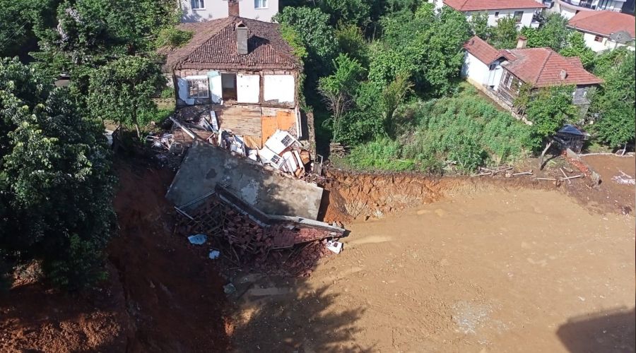 Yoğun yağışta toprak kayınca ev çöktü