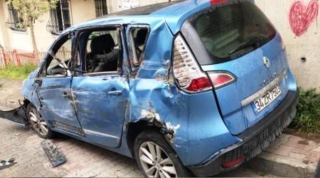 Yokuşta kayan tır 4 otomobile çarptı