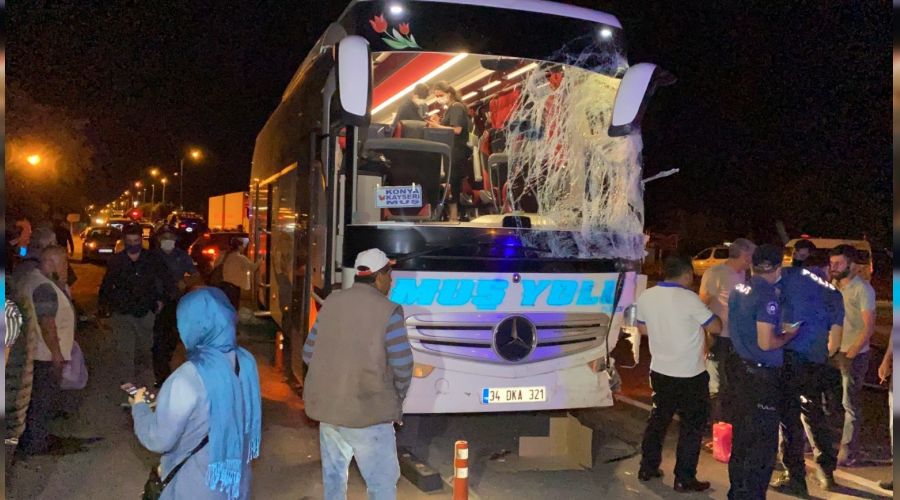 Yolcu otobüsü ile kamyonet çarpıştı: 13 yaralı