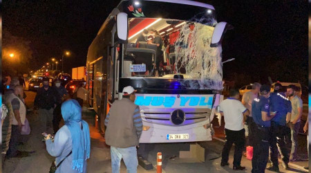 Yolcu otobüsü ile kamyonet çarpıştı: 13 yaralı