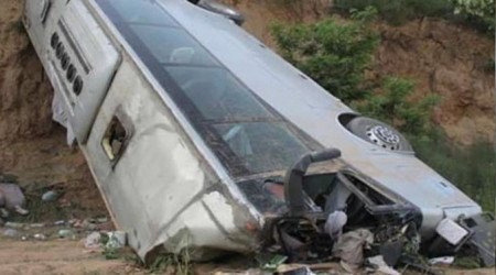 Yolcu otobsnn uuruma yuvarlanmas sonucu 18 kii ld
