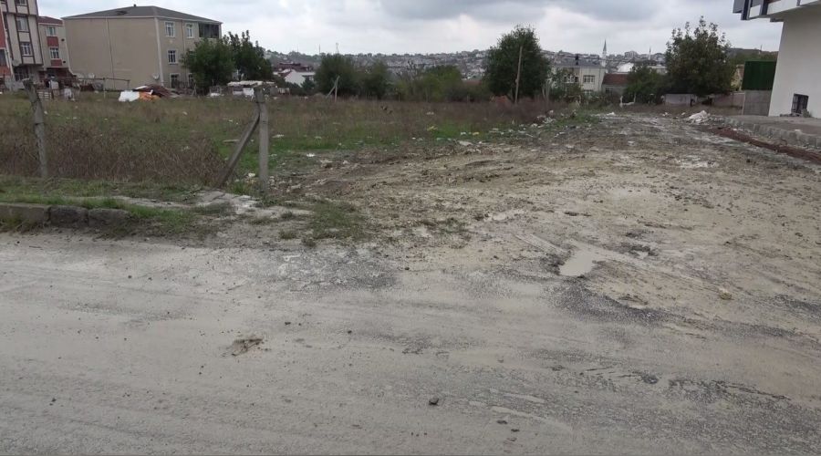 Yolun ortasına hafriyat döküp kaçtı