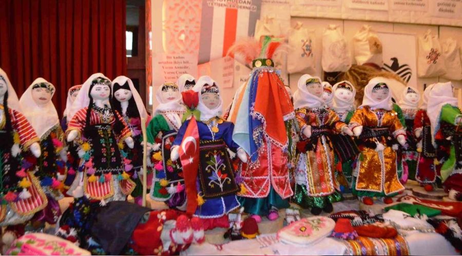 Yörelerinin tarihi kıyafetlerini bez bebeklere nakşediyorlar