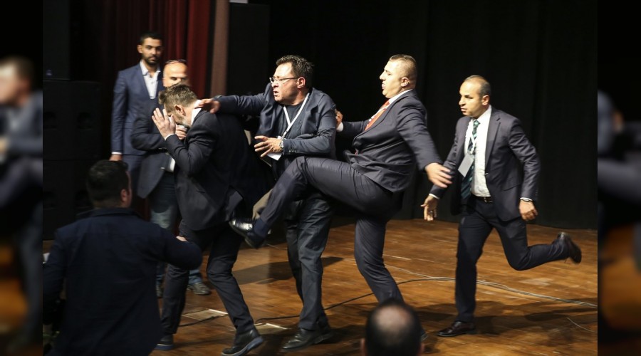 Yumruklu kavgada başkan seçtiler