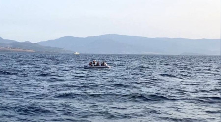Yunan askerleri lastik botun motorunun sökmüş