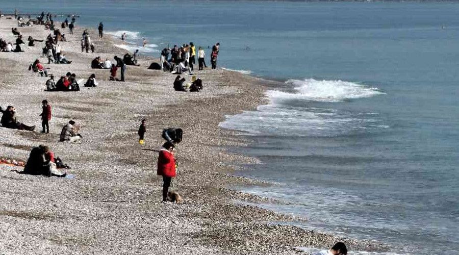 Yurt genelinde soğuk hava etkili olurken, Antalya'da deniz keyfi