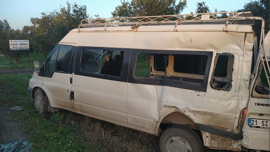 Zeytin işçilerini taşıyan minibüse tır çarptı