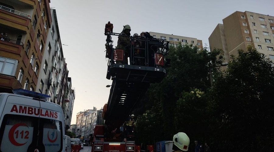 Zeytinburnu'ndaki yang�nda mahsur kalan 8 ki�i kurtar�ld�