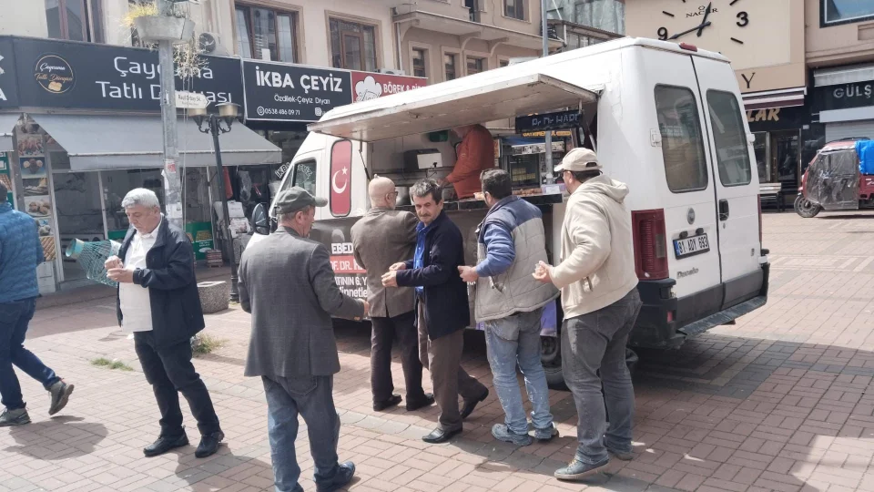 Zonguldak �aycuma sokaklar�nda Prof. Dr. Haydar Ba� an�s�na lokma ikram�