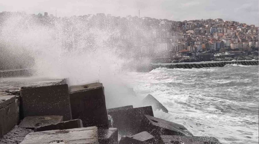 Zonguldak'ta dalgalar liman duvarına ulaştı