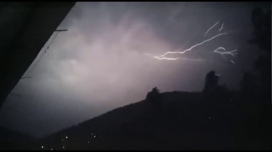 Zonguldak’ta şimşekler geceyi aydınlattı