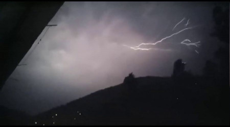Zonguldak’ta şimşekler geceyi aydınlattı
