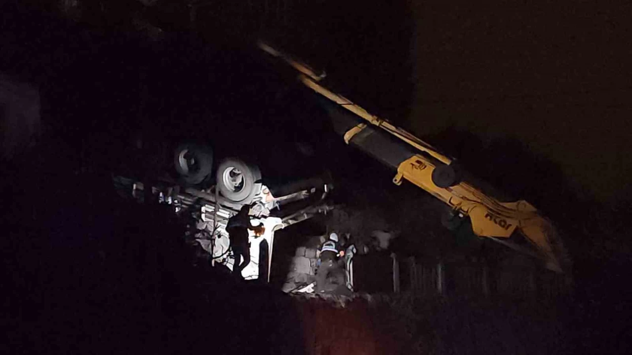 Zonguldak'ta virajı alamayan tır bahçeye uçtu: 1 ölü