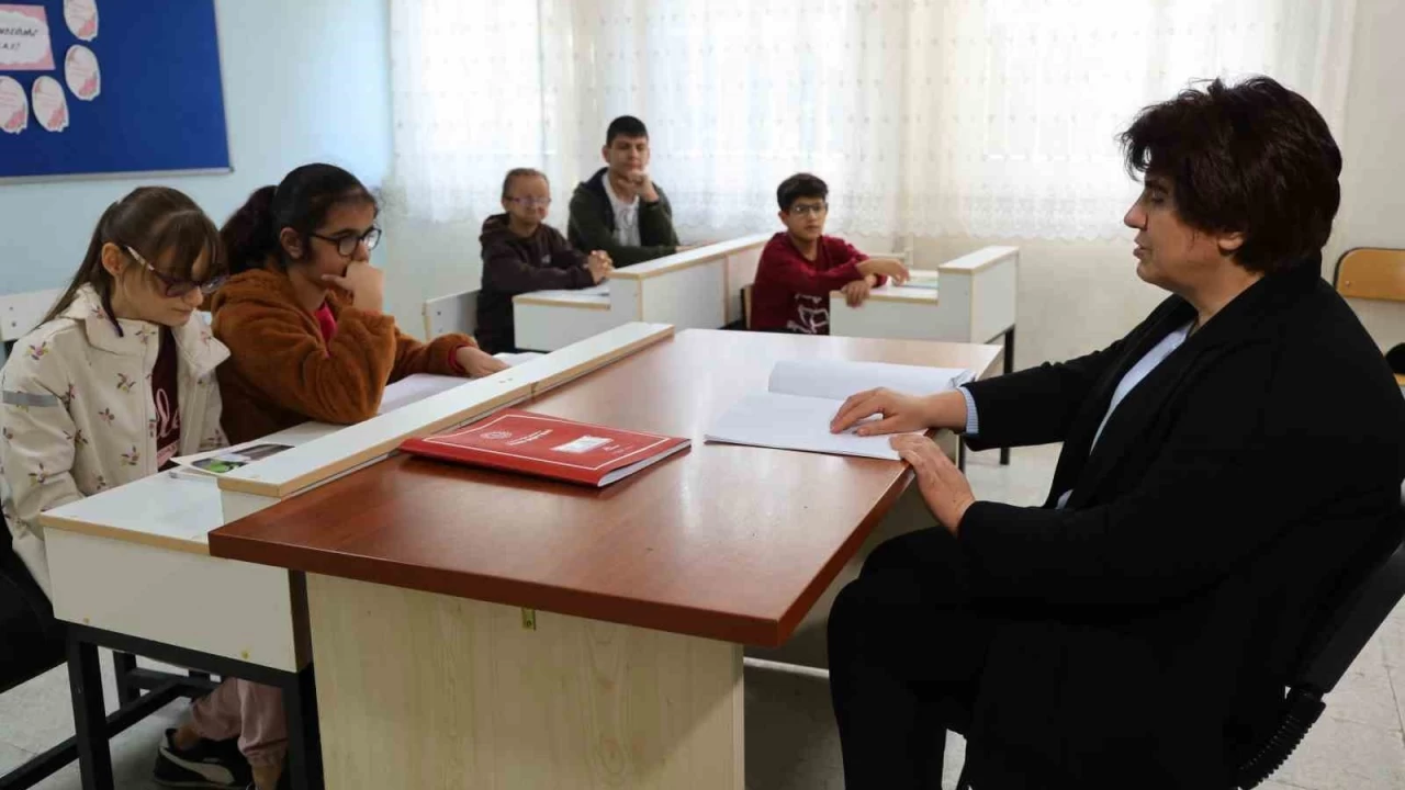Züleyha öğretmen 22 yılda kendi gibi 300 öğrenciye ışık oldu