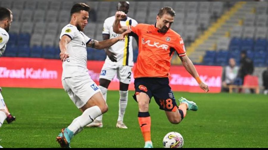 10 kişilik Başakşehir son anda avantajı kaptı