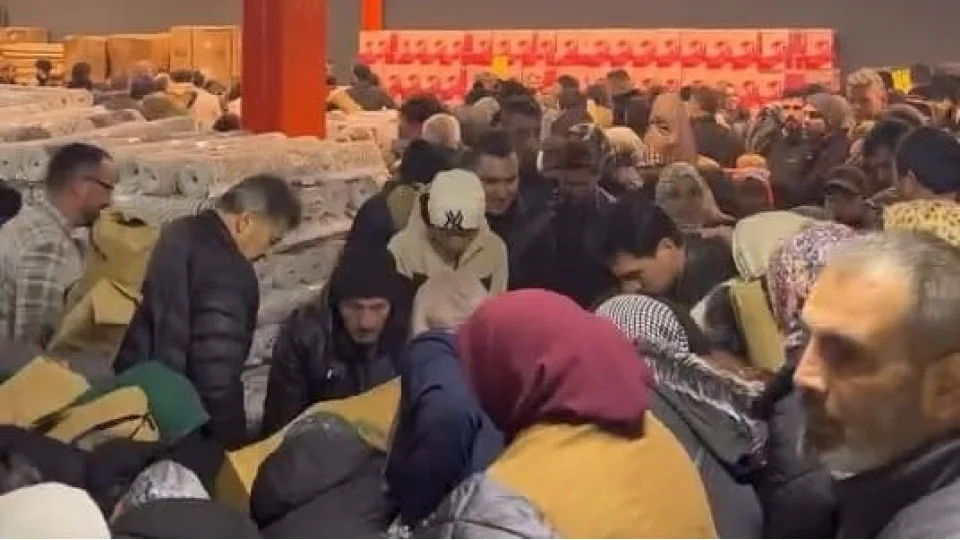 100 TL'lik indirim izdiham�: Birbirlerini ezdiler