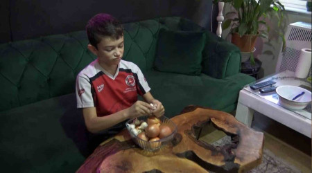 12 yaşındaki Eymen'i görenler şaşkına dönüyor: Okula giderken bile sarımsak yiyor