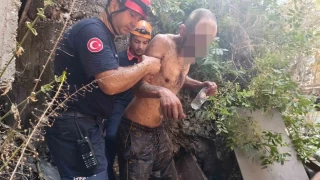 15 metreden yuvarlanp iki kaya arasndaki oyua dt,