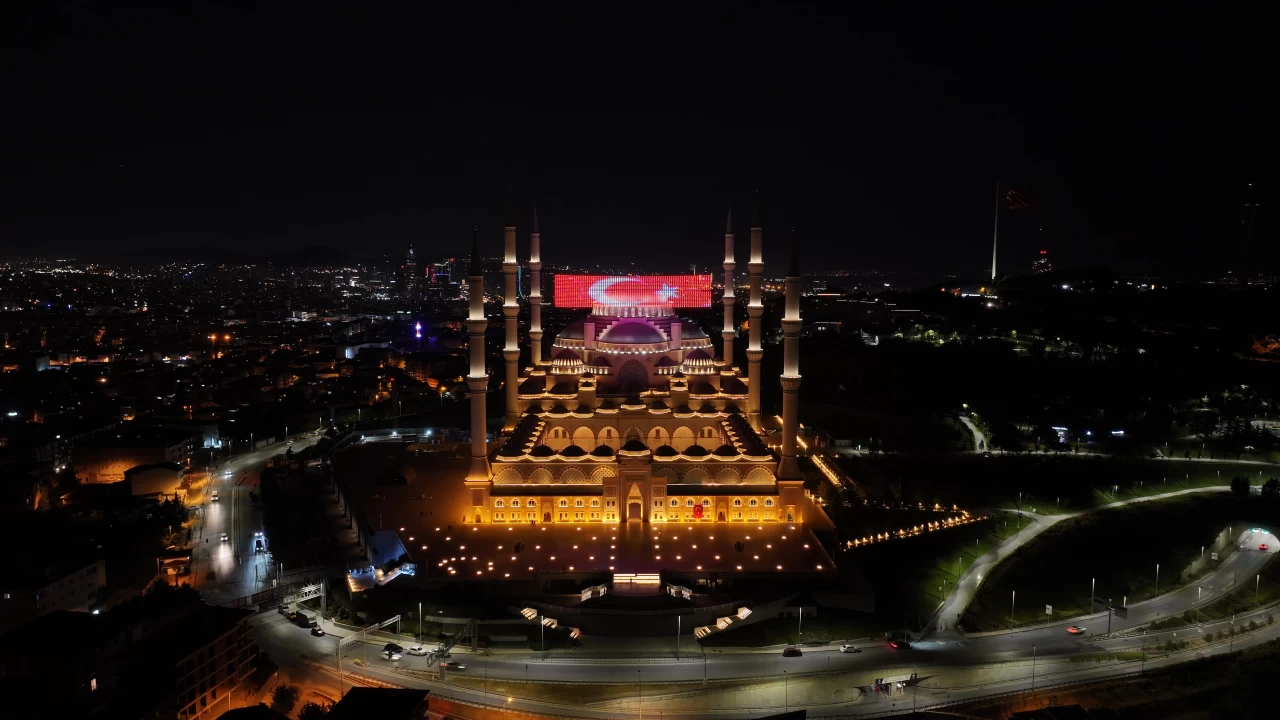 15 Temmuz'un 9. y�l�nda �stanbul'daki camilerde sela okundu