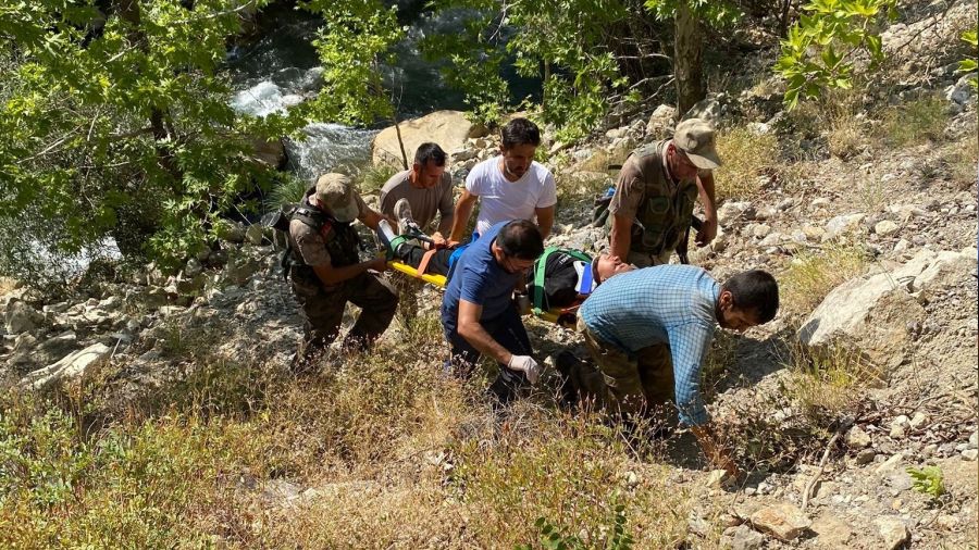 16 ya��ndaki k�z hayvan otlat�rken 150 metre u�urumdan yuvarland�