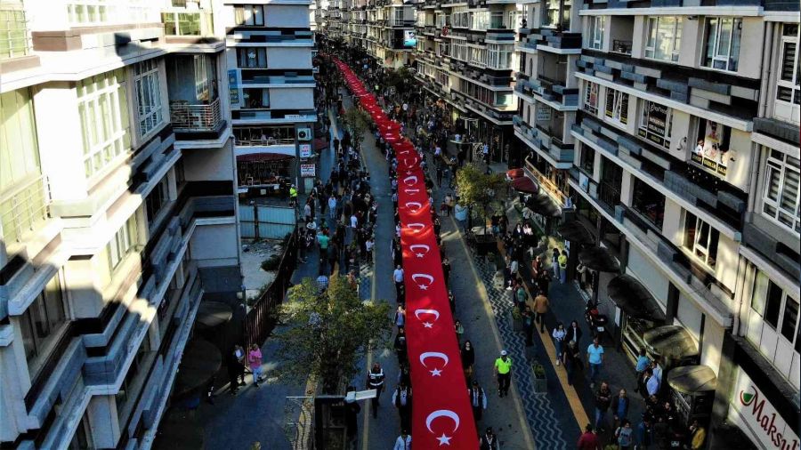 1919 metrelik bayrakla caddeler şenlendi