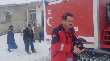 2 metre karda 5 saat süren hasta kurtarma operasyonu