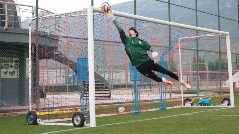 20 ya��ndaki Arif, bu sezon 8 penalt�dan 7'sini kurtard�