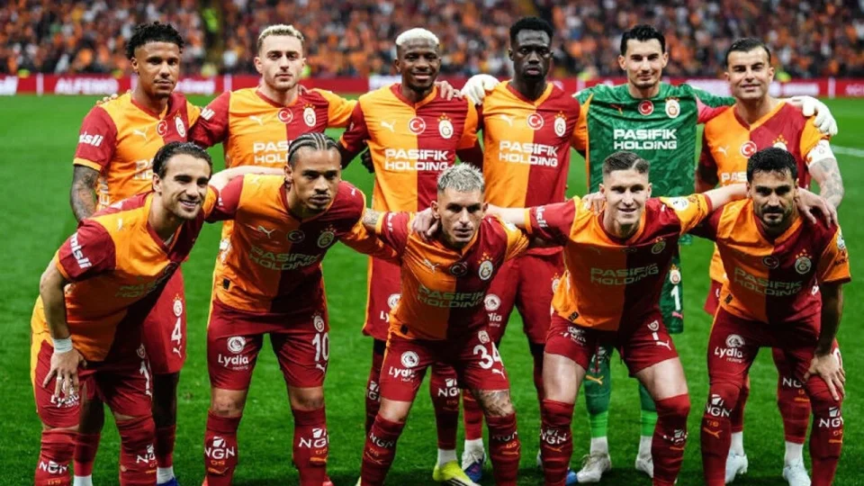 2000'in efsane tak�m� m�, 2026'n�n yenilmez tak�m� m�? Hangi Galatasaray?