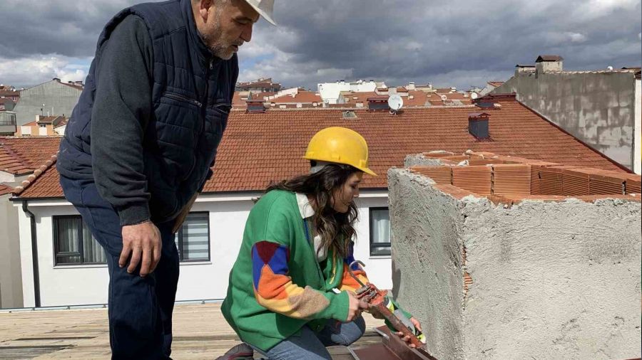 24 ya��ndaki kad�n �at� ustas� baba mesle�ini devam ettiriyor