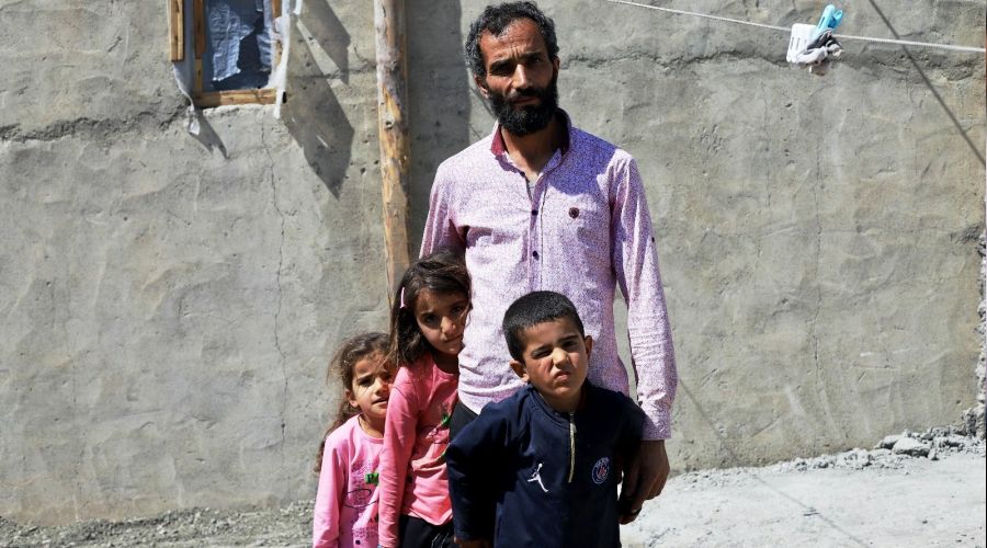3 çocuğuna hem annelik hem babalık yapıyor