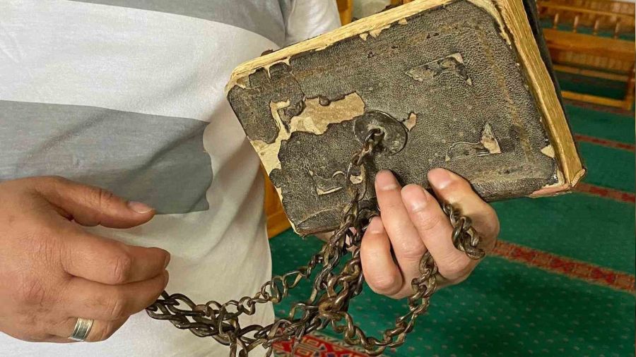 300 yıldır muhafaza edilen Kur'an-ı Kerim'in kapağındaki zincirler