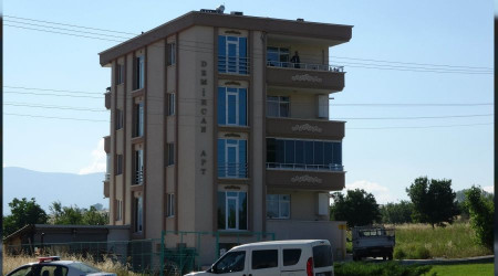 4. kattan polislerin üzerine sandalye attı