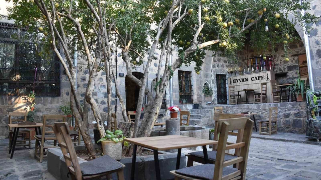 450 yllk tarihi evi iletmeye evirdi