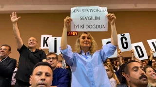 55 ya��na giren �mamo�lu'na mahkeme salonunda do�um g�n� s�rprizi; jandarma m�dahale etti