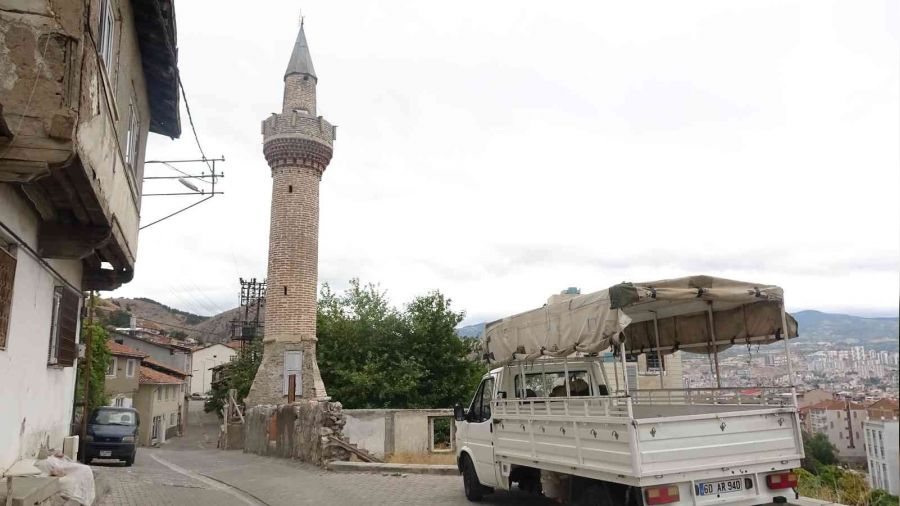6 asırlık caminin öksüz minaresi