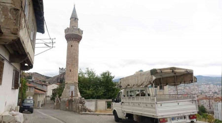 6 asırlık caminin öksüz minaresi