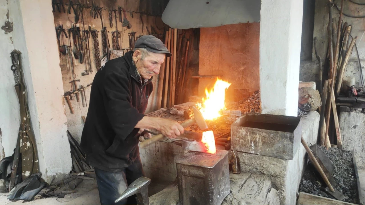 75 ya��ndaki Hasan usta, yar�m as�rd�r demir d�v�yor