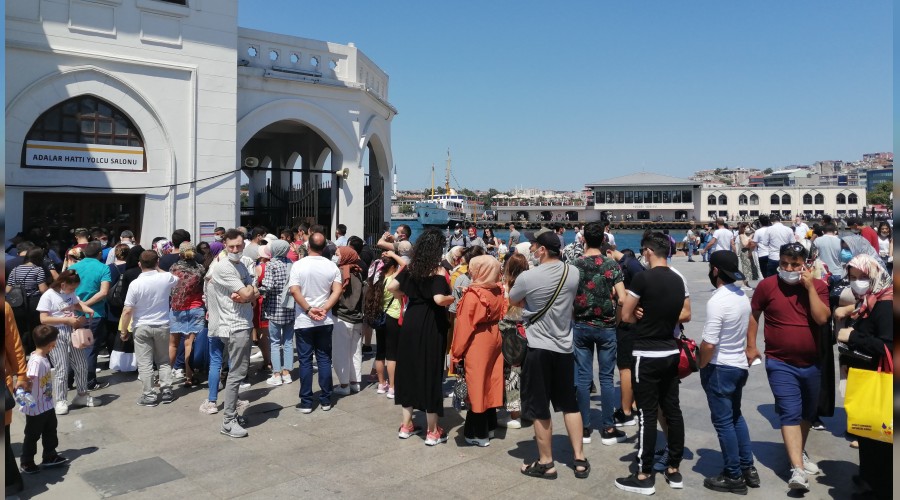 Adalar i�in uzun kuyruklar olu�tu  