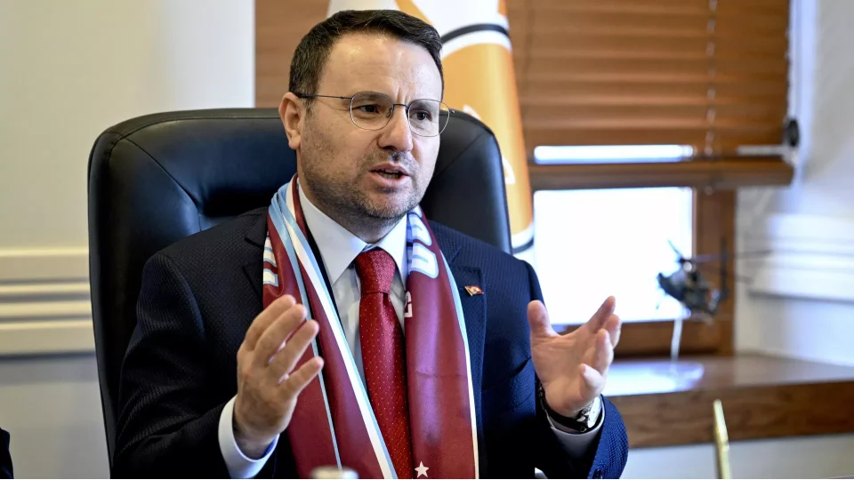  Adalet Bakan� Ak�n G�rlek �stanbul ve �zmir'deki operasyonlarla su�lular�n yakaland���n� a��klad�. G�rlek ayr�ca "�Forza� ve �Yal�� taraftar gruplar� i�erisinde faaliyet g�steren iki organize su� yap�lanmas� de�ifre edilmi�tir" dedi