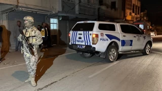 Adana'da polise silah ve bakla direnen kii eiyle konuunca teslim oldu