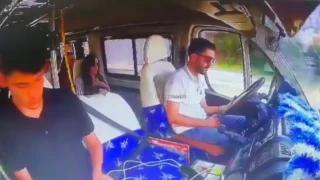Adana'da s�r�c� uyudu, dolmu� duvara �arpt�