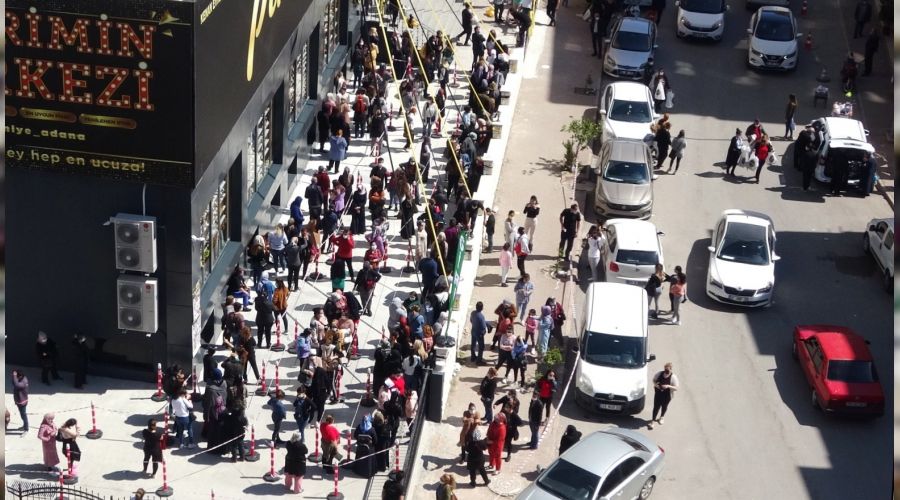 Adana'da tabak-çanak koronayı unutturdu