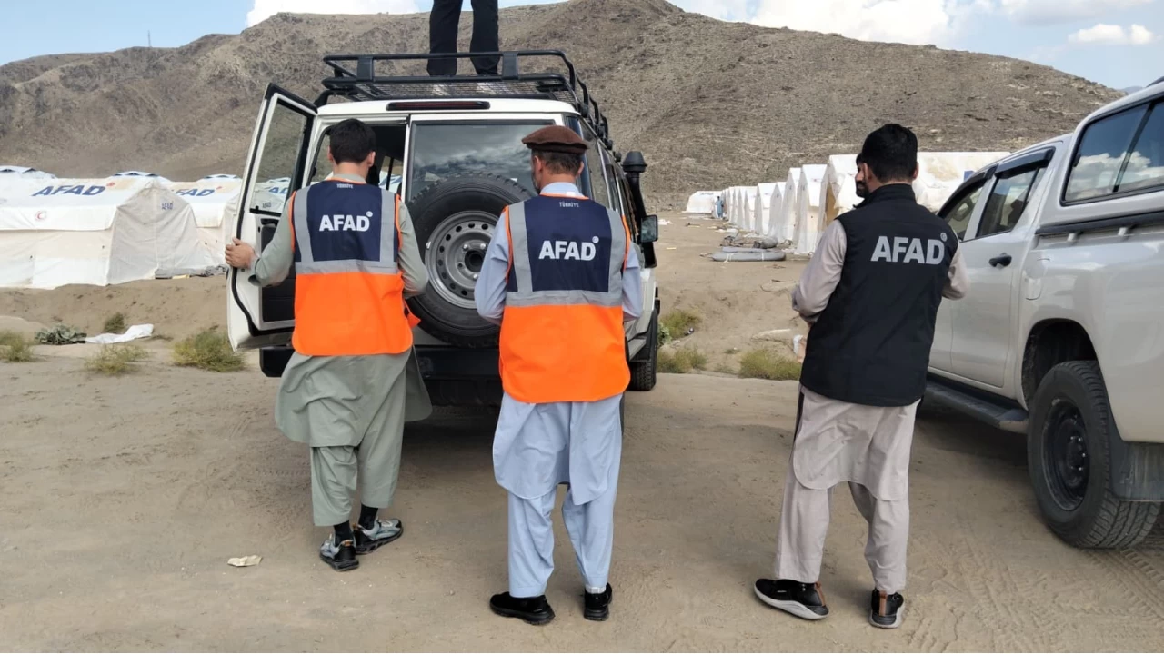 Afganistan'a g�nderilen "deprem" yard�mlar� b�lgeye ula�t�