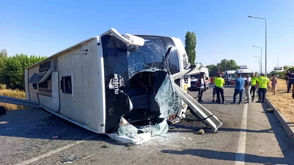 Afyon'da devrilen otob�ste yaralanan 22 ki�inin tedavileri devam ediyor