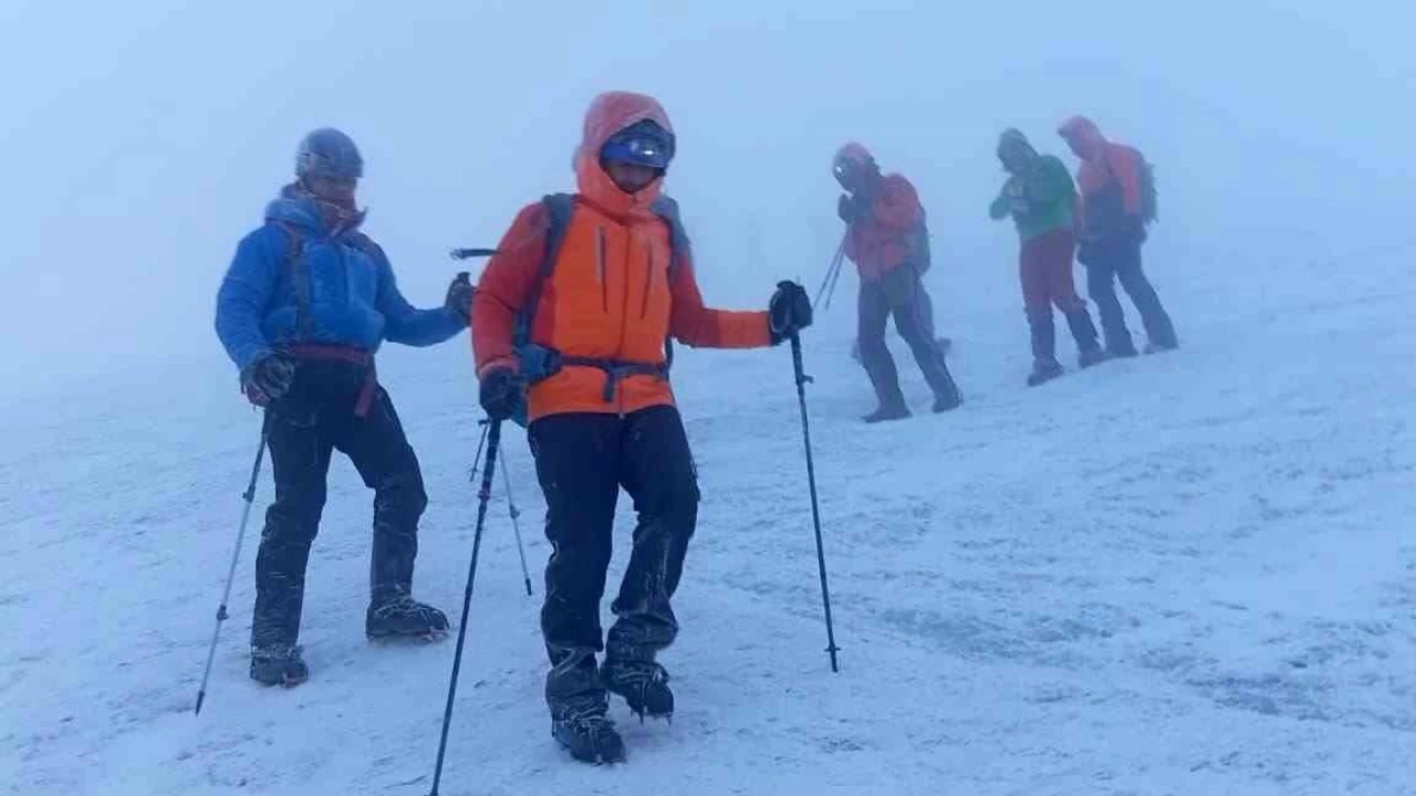 A�r� Da��'nda kar ve f�rt�na, da�c�lara zorlu anlar ya�att�