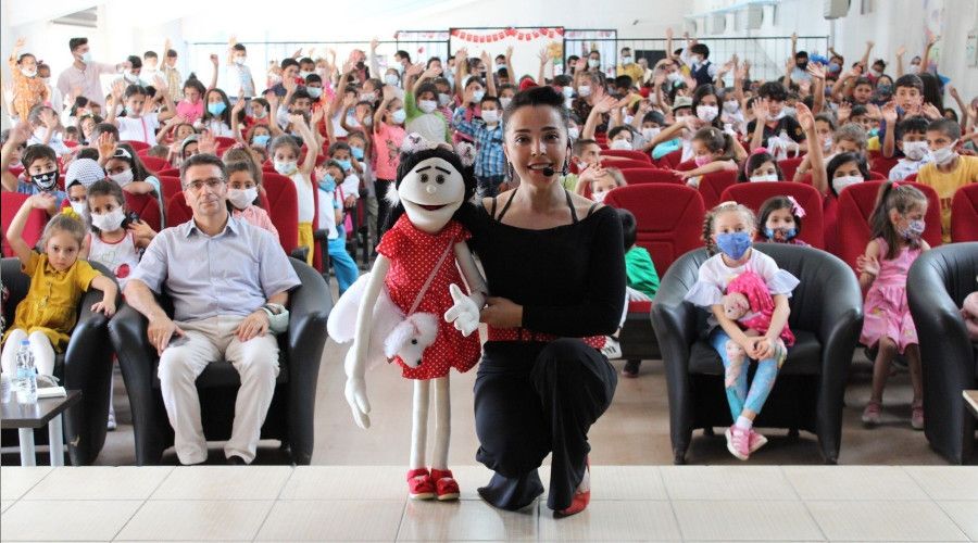 A�r�'da ilk defa kukla g�sterisi izleyen �ocuklar doyas�ya e�lendi