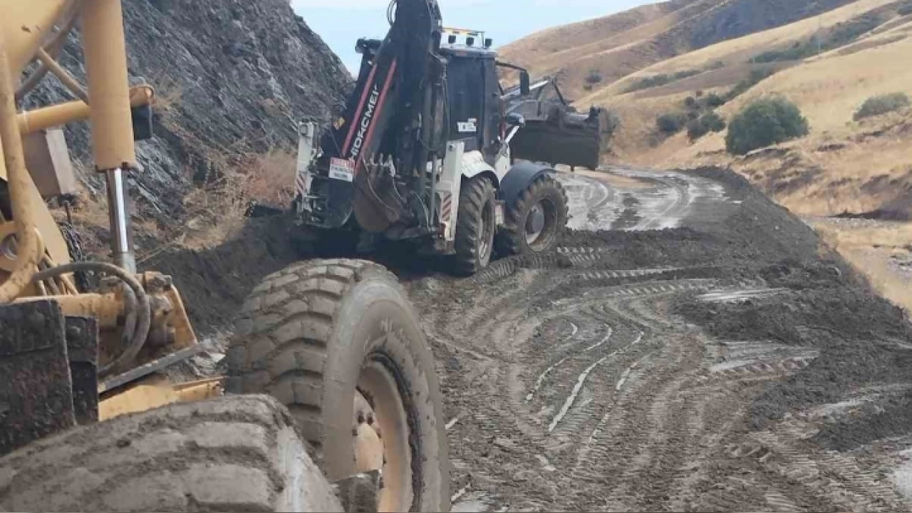 Ahlat'ta sel nedeniyle kapanan k�y yollar� ula��ma a��ld�