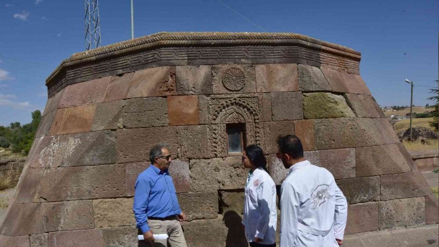 Ahlat'ta T�rk b�y�klerinin mezarlar� ara�t�r�l�yor