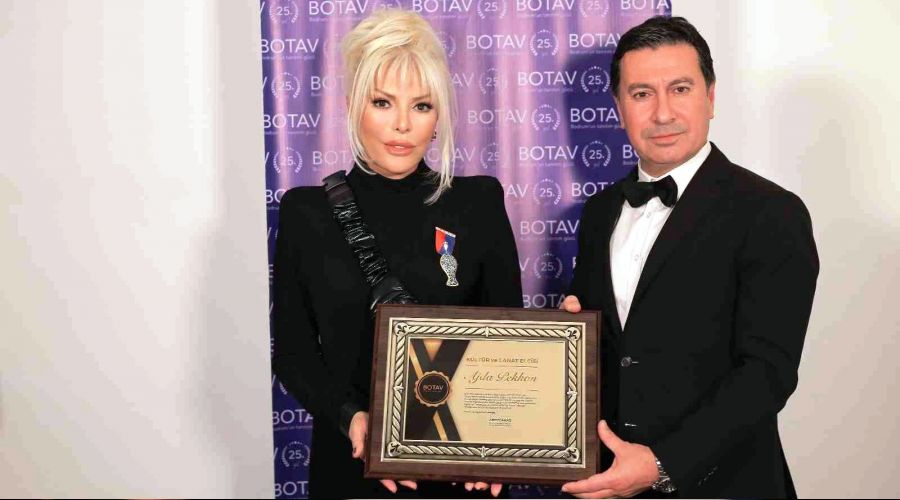Ajda Pekkan gzyalarn tutamad